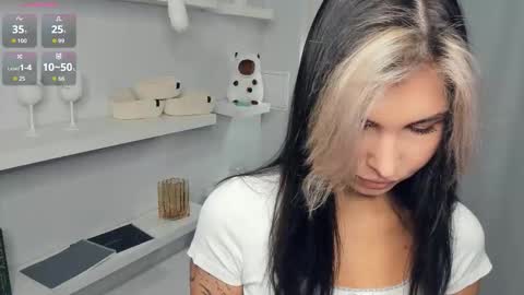 Snapshot of mirandabettman chatting on 11/18/25, 07:24 My name is Adele online show from 11/18/25, 07:24