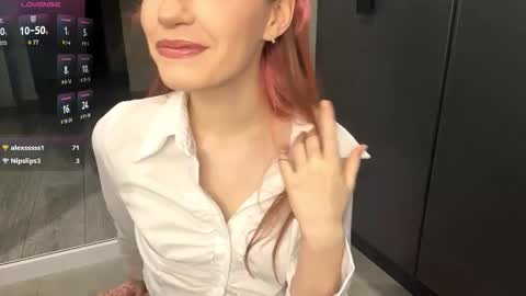 Snapshot of mishahartwigsen chatting on 10/30/25, 05:46 Molly online show from 10/30/25, 05:46