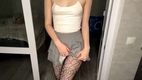 Snapshot of mishahartwigsen chatting on 11/13/25, 05:45 Molly online show from 11/13/25, 05:45