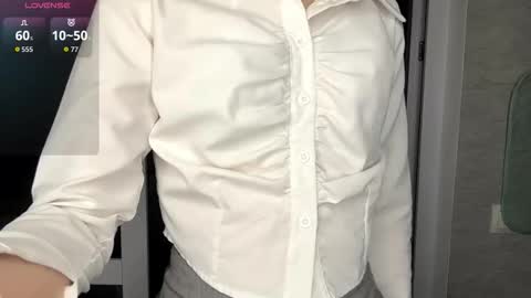 Snapshot of mishahartwigsen chatting on 11/23/25, 05:24 Molly online show from 11/23/25, 05:24