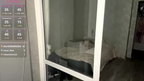 Snapshot of mishahartwigsen chatting on 12/13/25, 07:53 Molly online show from 12/13/25, 07:53