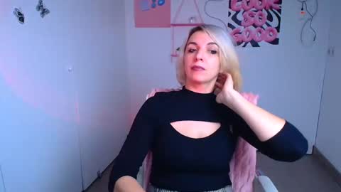Snapshot of mishelle_blondie chatting on 12/02/25, 12:21 Mishelle online show from 12/02/25, 12:21