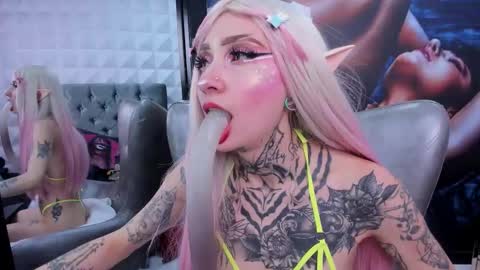 Snapshot of miss___angel chatting on 09/19/25, 06:19 miss___angel online show from 09/19/25, 06:19