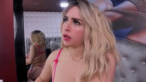 Snapshot of miss__daphne chatting on 11/20/25, 03:12 Daphne online show from 11/20/25, 03:12