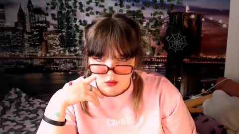 Snapshot of miss_kapriz_love chatting on 10/17/25, 04:42 Eva online show from 10/17/25, 04:42