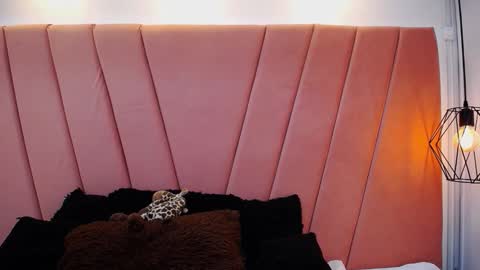 mia online show from 10/23/25, 12:04