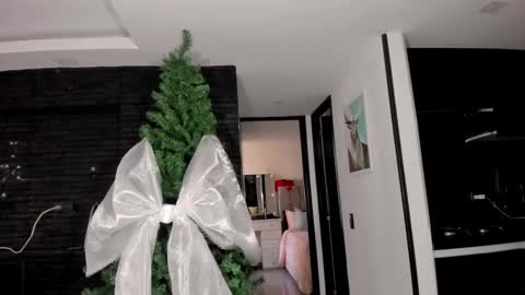 Snapshot of miss_myers chatting on 11/30/25, 01:04 Goddess Myers thumb up is important for me kisses online show from 11/30/25, 01:04