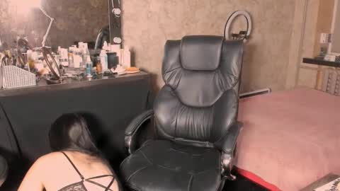 Snapshot of miss_poison chatting on 10/31/25, 06:09 Leya online show from 10/31/25, 06:09