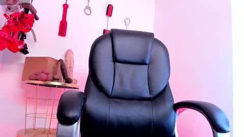 Snapshot of miss_skarleth_ chatting on 10/15/25, 11:54 miss online show from 10/15/25, 11:54