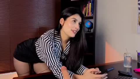 Laura online show from 06/03/26, 01:25