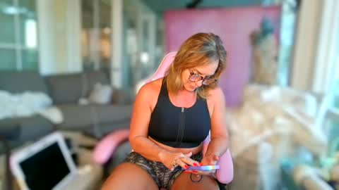 Snapshot of missbehavinxoxo chatting on 10/22/25, 12:16 MissBehavinxoxo online show from 10/22/25, 12:16