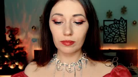 Snapshot of missbeverlymills chatting on 12/25/24, 05:15 The divine Beverly online show from 12/25/24, 05:15