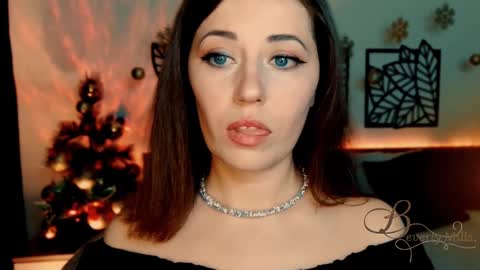 Snapshot of missbeverlymills chatting on 12/28/24, 06:08 The divine Beverly online show from 12/28/24, 06:08