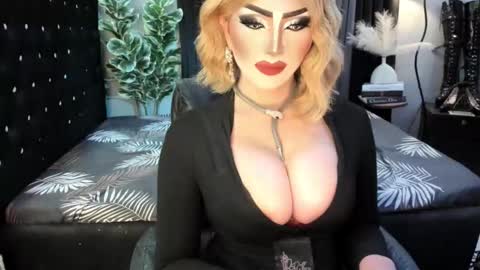 Snapshot of misschannel4sub chatting on 10/20/25, 09:37 PRIESTESS CHANNEL online show from 10/20/25, 09:37