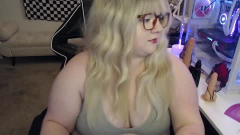 missdanibluee online show from 12/12/24, 08:47