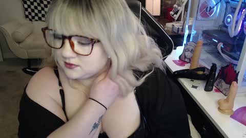 missdanibluee online show from 12/19/24, 08:56