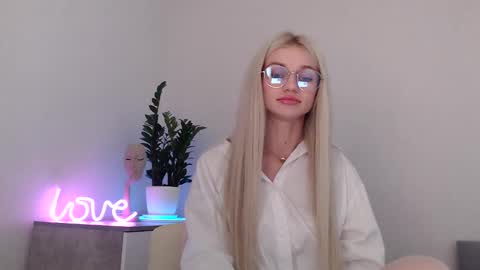 Snapshot of missemma1111 chatting on 12/01/24, 06:30 EMMA online show from 12/01/24, 06:30