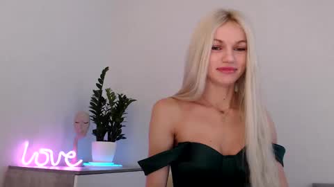 Snapshot of missemma1111 chatting on 12/02/24, 07:25 EMMA online show from 12/02/24, 07:25