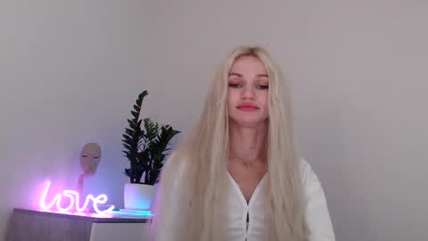 Snapshot of missemma1111 chatting on 12/12/24, 09:04 EMMA online show from 12/12/24, 09:04