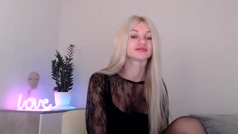 Snapshot of missemma1111 chatting on 12/17/24, 05:29 EMMA online show from 12/17/24, 05:29