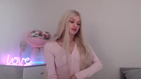 Snapshot of missemma1111 chatting on 12/20/24, 08:23 EMMA online show from 12/20/24, 08:23