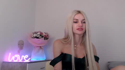 Snapshot of missemma1111 chatting on 12/24/24, 09:55 EMMA online show from 12/24/24, 09:55