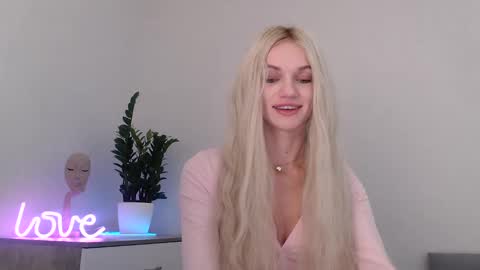 Snapshot of missemma1111 chatting on 01/02/25, 09:07 EMMA online show from 01/02/25, 09:07