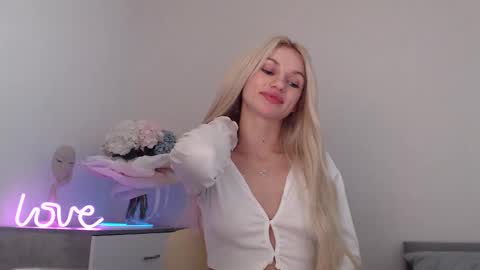 Snapshot of missemma1111 chatting on 01/13/25, 12:19 EMMA online show from 01/13/25, 12:19