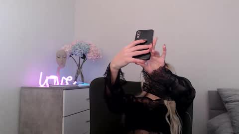 Snapshot of missemma1111 chatting on 01/21/25, 01:11 EMMA online show from 01/21/25, 01:11