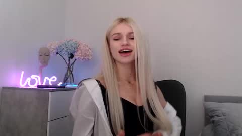 Snapshot of missemma1111 chatting on 01/22/25, 11:53 EMMA online show from 01/22/25, 11:53