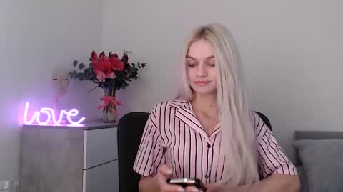 Snapshot of missemma1111 chatting on 02/10/25, 09:15 EMMA online show from 02/10/25, 09:15