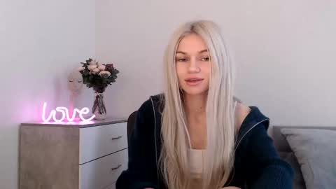 Snapshot of missemma1111 chatting on 03/08/25, 05:59 EMMA online show from 03/08/25, 05:59