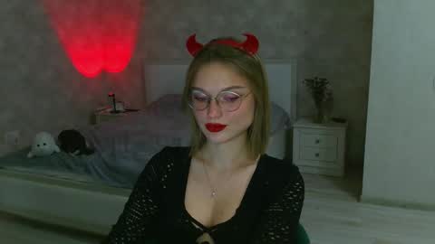 Snapshot of missmariat chatting on 10/24/25, 06:48 OneGoddess online show from 10/24/25, 06:48