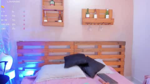 Snapshot of missmiaa_ chatting on 11/21/25, 11:42 Mia online show from 11/21/25, 11:42