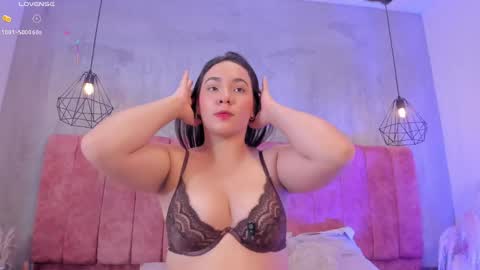 Snapshot of missmiaa_ chatting on 05/13/26, 11:51 Mia online show from 05/13/26, 11:51