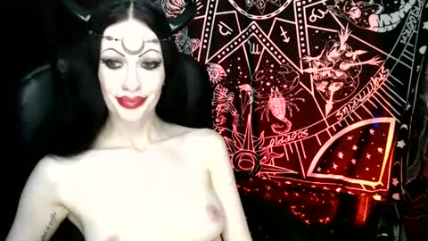 Snapshot of missmoondoll chatting on 01/02/25, 07:33 MissMoonDoll online show from 01/02/25, 07:33