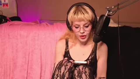 Snapshot of misstaco chatting on 12/17/25, 06:36 Tacodeluxe online show from 12/17/25, 06:36