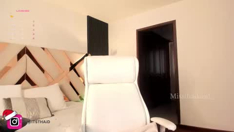 Snapshot of missthailand_ chatting on 12/17/25, 10:05 Fernanda Davila online show from 12/17/25, 10:05