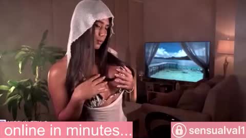 Snapshot of missvalery_1 chatting on 11/11/25, 08:09 OF online show from 11/11/25, 08:09