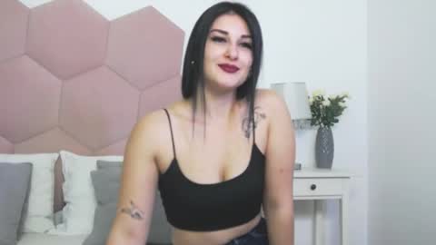 Snapshot of missyross_ chatting on 04/19/26, 06:56 Elly online show from 04/19/26, 06:56