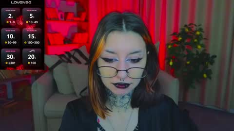 Snapshot of mistress__marcelline chatting on 04/19/26, 01:27 Marcelline online show from 04/19/26, 01:27