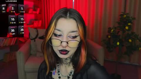Snapshot of mistress__marcelline chatting on 05/05/26, 01:57 Marcelline online show from 05/05/26, 01:57