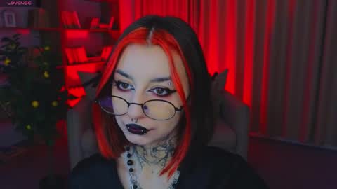 Snapshot of mistress__marcelline chatting on 05/19/26, 01:22 Marcelline online show from 05/19/26, 01:22