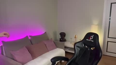 Snapshot of mistress_of_hearts chatting on 12/05/25, 08:49 Mia online show from 12/05/25, 08:49