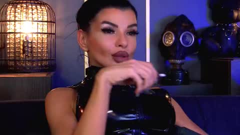 Snapshot of mistresselenia chatting on 11/11/25, 03:12 Elenia online show from 11/11/25, 03:12