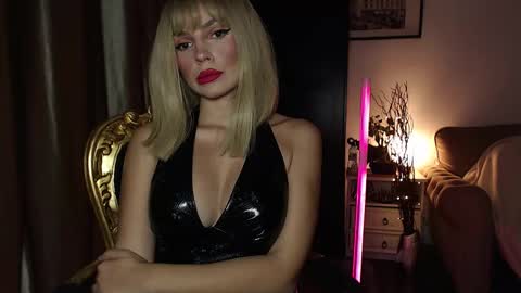 Snapshot of mistressfindom chatting on 10/05/25, 10:51 Goddess Katerina online show from 10/05/25, 10:51