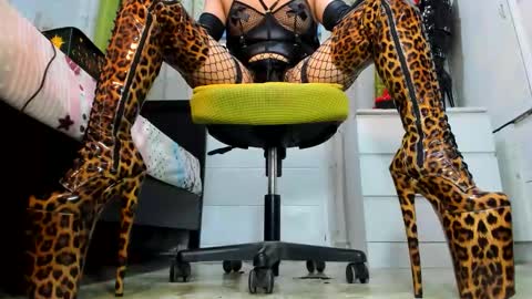 Snapshot of mistresstiffany69 chatting on 11/15/25, 11:32 Tiffany online show from 11/15/25, 11:32