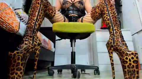 Snapshot of mistresstiffany69 chatting on 12/15/25, 05:12 Tiffany online show from 12/15/25, 05:12