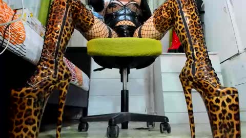 Snapshot of mistresstiffany69 chatting on 12/22/25, 08:33 Tiffany online show from 12/22/25, 08:33