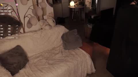 Snapshot of miuri_miy chatting on 10/19/25, 04:40 Yuka online show from 10/19/25, 04:40